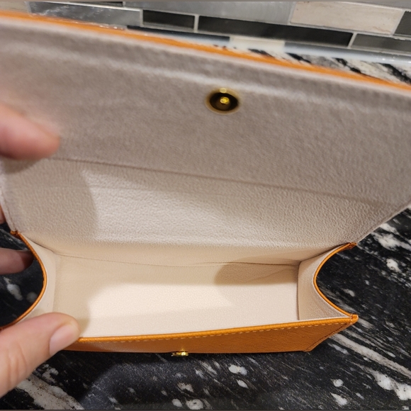 NEW Auth Tory Burch Leather Eyeglass Case w Matching Tory Burch Cleaning Cloth - Picture 8 of 8